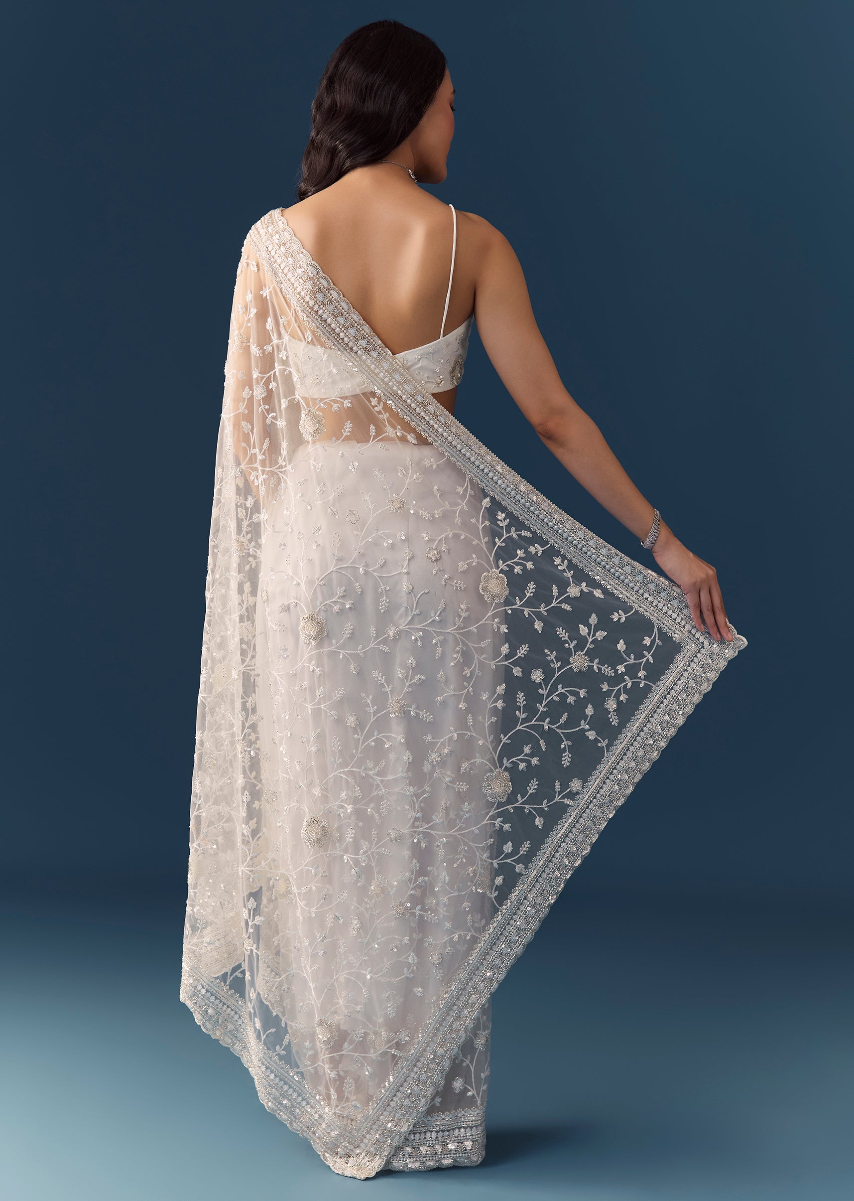 Deze witte blouse hoef je nooit te strijken en gaat jarenlang mee Deze witte blouse hoef je nooit te strijken en gaat jarenlang mee